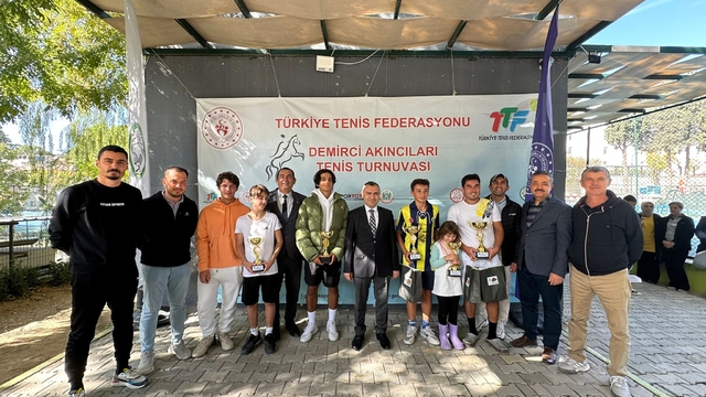 Demirci'deki tenis turnuvası sona erdi