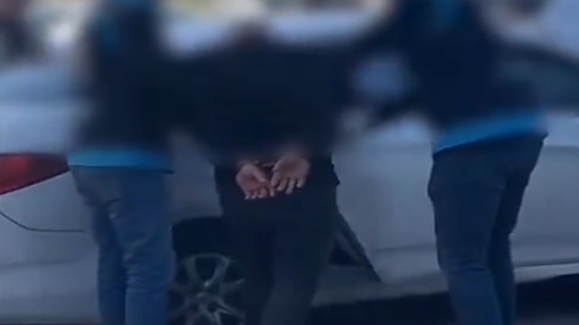 Kendisini polis olarak tanıtarak girdiği evden hırsızlık yapan şüpheliye tutuklama