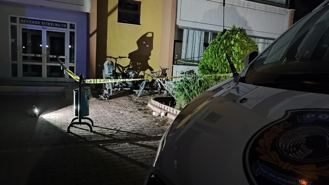 Öğretmen koca, ayrı yaşadığı öğretmen eşini bıçakla öldürdü