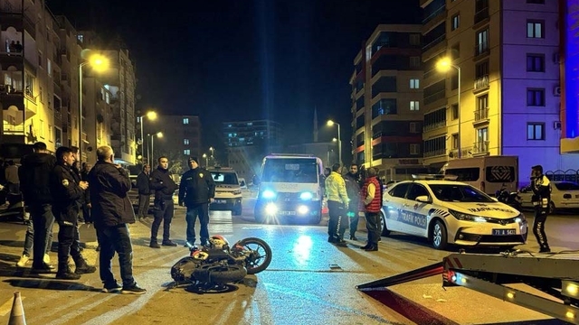 Kırıkkale'de kamyona çarpan motosikletteki 2 kişi yaralandı