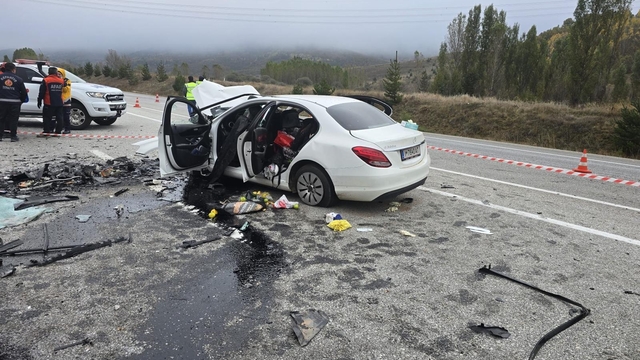 Erzincan'da iki otomobil çarpıştı, 5 kişi öldü