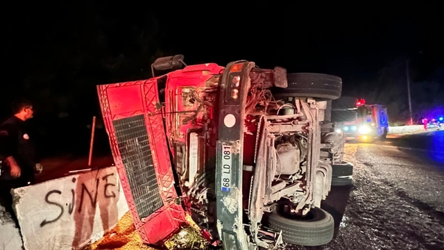 Mersin'de tırın devrilmesi sonucu sürücü yaralandı