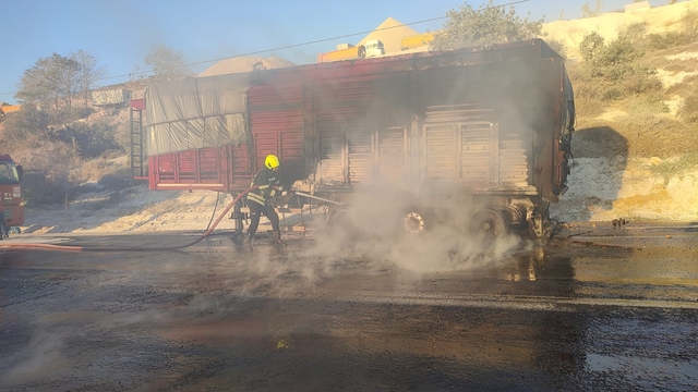 Mersin'de mısır yüklü tırda çıkan yangın söndürüldü