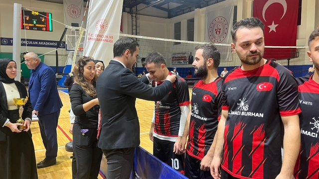 Salıpazarı'nda düzenlenen "Cumhuriyet Kupası Voleybol Turnuvası" sona erdi