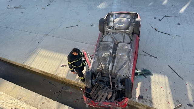 Burdur'da çay yatağına düşen otomobilin sürücüsü yaralandı