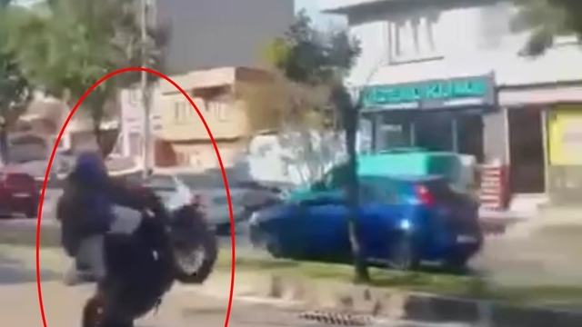 Motosikletinin tek tekerleği üzerinde ilerlerken kaza yaptı