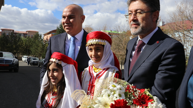 Bakan Yumaklı, Ağrı'da ziyaretlerde bulundu