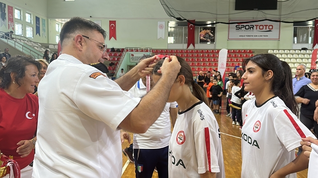 İskenderun'daki spor müsabakalarında dereceye giren öğrencilere ödül verildi