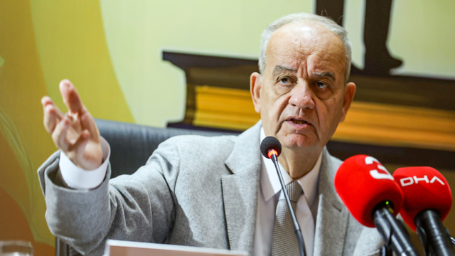Kitap fuarında İlker Başbuğ ile katılımcının 'Fetullah Gülen' diyaloğu