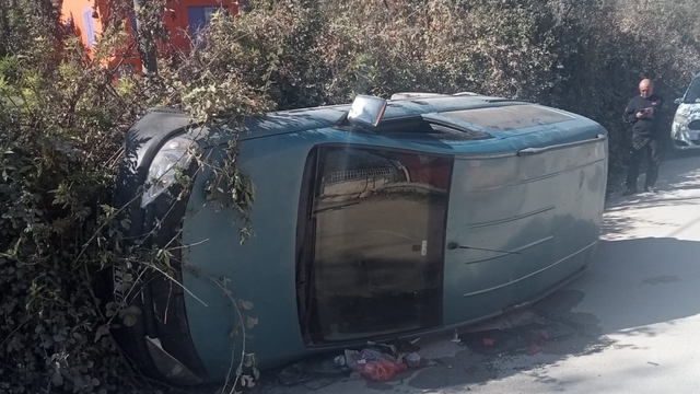 Mersin'de devrilen hafif ticari aracın sürücüsü hayatını kaybetti