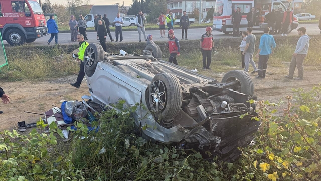 Sakarya'da takla atan otomobildeki 3 kişi yaralandı