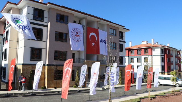 Elazığ'da 569 deprem konutu için kura çekildi