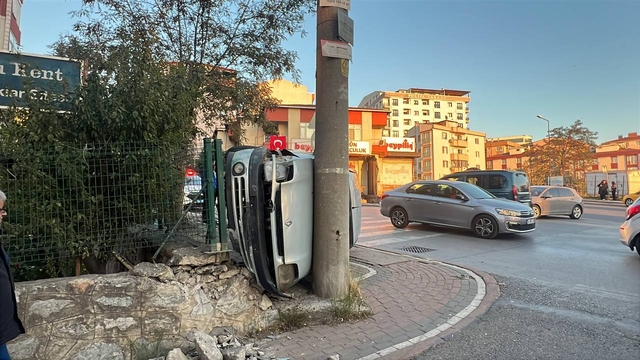 Kocaeli'de elektrik direğine çarpan otomobildeki 1 kişi yaralandı