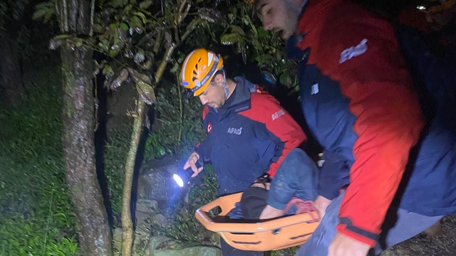 Rize'de sağanak sonrası heyelan riski; mahsur kalan 5 kişi kurtarıldı, 16 konut tahliye edildi