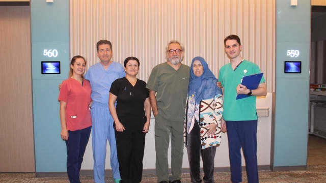 İzmir'de bir hastanın karnından 9,5 kilogramlık tömür çıkarıldı