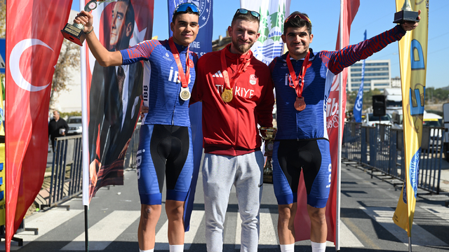 Edirne'de 15. Cumhuriyet Kupası Bisiklet Yol Yarışı düzenlendi
