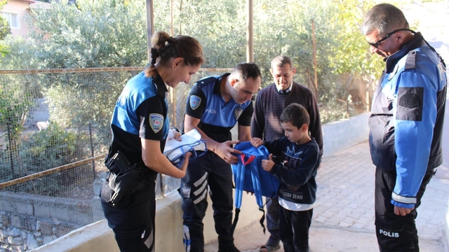 Hatay'da polis ekiplerinden otizmli çocuğa ziyaret