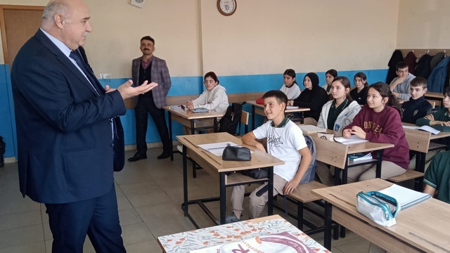 Gümüşhacıköy İlçe Milli Eğitim Müdürü Gültekin'den okul ziyareti