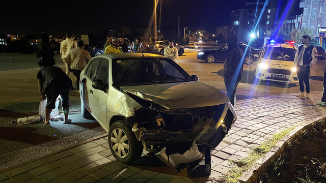 Edirne'de otomobille hafif ticari araç çarpıştı: 3 yaralı