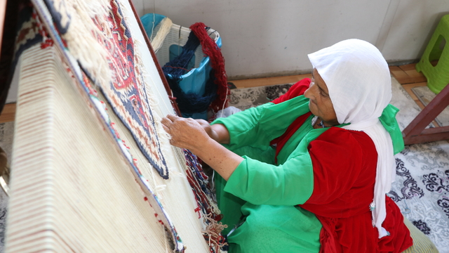 Vanlı kadınlar, 100'den fazla desenli kilimleri ilmek ilmek dokuyor