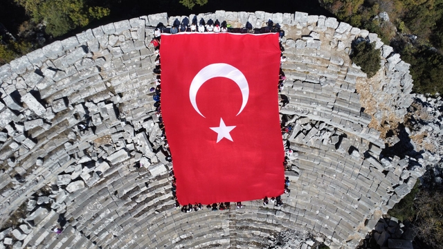 Öğretmenlerden "Cumhuriyete ve Bayrağa Saygı Doğa Yürüyüşü" etkinliği