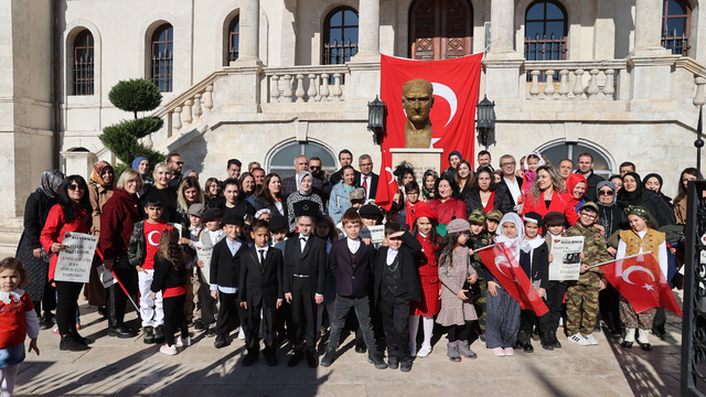 Sivas'ta öğrenciler Cumhuriyet'in ilanını duyuran temsili gazete dağıttı