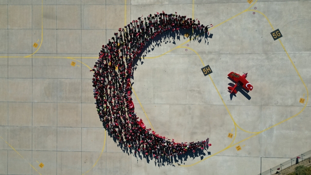 Cumhuriyet Bayramı'na özel koreografi; insanlar hilal, akrobasi uçağı yıldız oldu