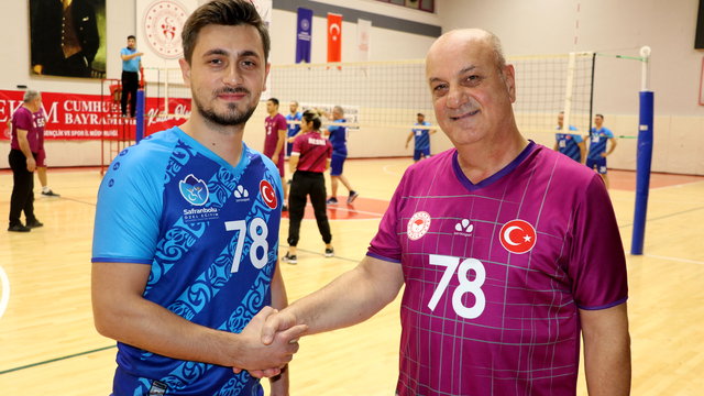 Baba ve oğlu parkede rakip oldu