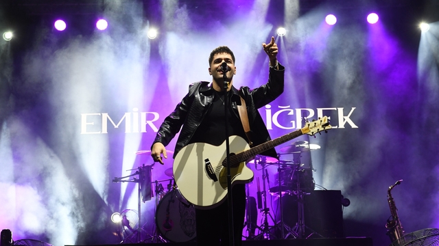 Bursa'daki Cumhuriyet Bayramı konserinde Emir Can İğrek sahneye çıktı