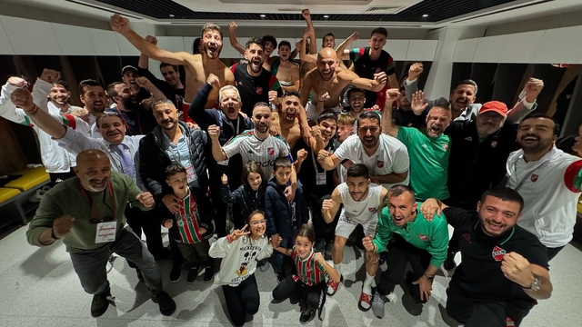 Karşıyaka çift kulvarda zirvede