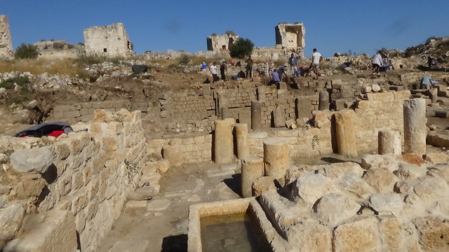 Mersin'deki Korykos Antik Kenti'nde 700 yıllık olduğu değerlendirilen tuvalet bulundu