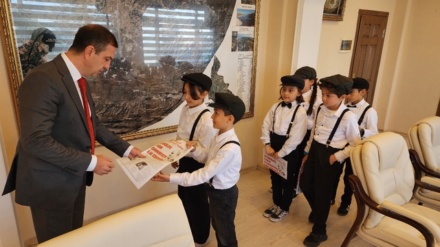 Suluova'da öğrenciler Cumhuriyet'in ilanını duyuran temsili gazete dağıttı