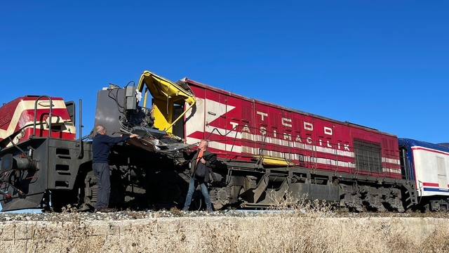 Muş'ta tren, beton pompası kamyonuna çarptı: 1 ölü, 2 yaralı