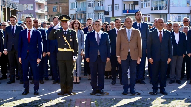 Sinop'ta Cumhuriyet Bayramı dolasıyla çelenk sunma töreni düzenlendi