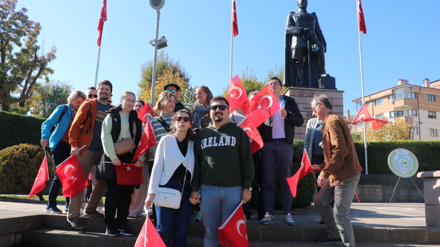 Avusturyalı gelin ve yakınları ellerinde Türk bayraklarıyla Cumhuriyet Bayramı kutlamalarına katıldı
