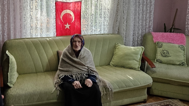 Cumhuriyet ile yaşıt Şükriye teyze yeni kimlik kartını aldı