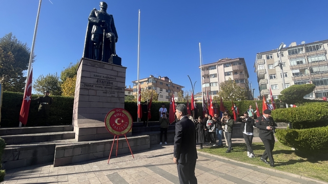 Doğu Marmara ve Batı Karadeniz'de Cumhuriyet Bayramı dolayısıyla çelenk sunma törenleri yapıldı