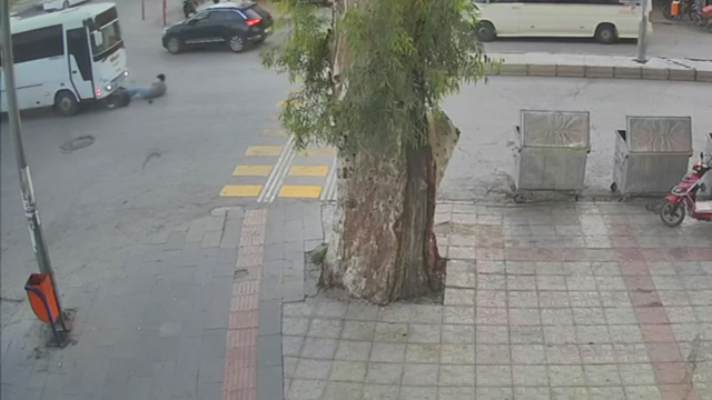 Midibüsün bisikletliye çarptığı kaza kamerada