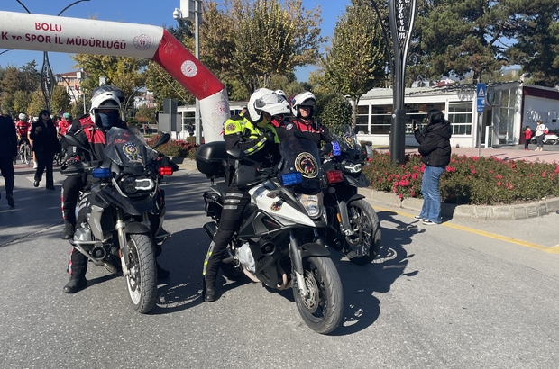 Bolu'da bisikletseverler "Cumhuriyet" için şehir turu attı