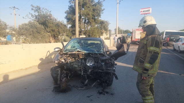 İzmir'de minibüsle çarpışan otomobilin sürücüsü yaralandı