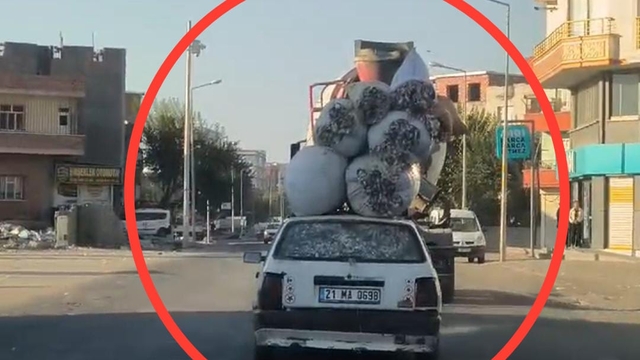 Otomobilinin tavanına bağladığı 6 çuval pamukla trafikte seyretti; o anlar kamerada