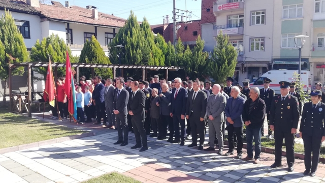 Kastamonu'nun ilçelerinde çelenk sunma töreni düzenlendi