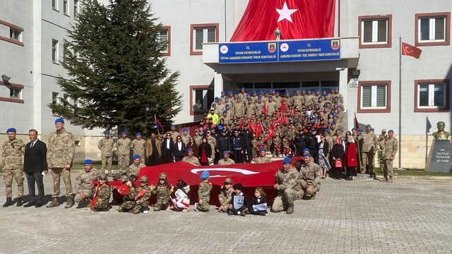 Tatvan'da minik öğrenciler Cumhuriyet Bayramı coşkusunu yaşadı