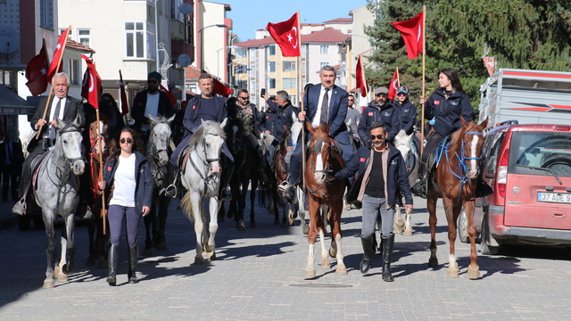 İstiklal Yolu'nu at sırtında geçtiler