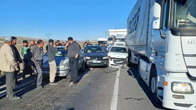 Kars'ta 6 aracın karıştığı zincirleme trafik kazasında biri ağır 2 kişi yaralandı