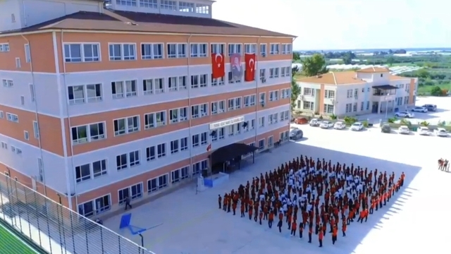 Öğrencilerden Türk bayraklı koreografi