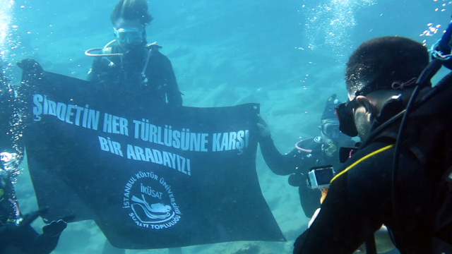 Bodrum'da, kadına şiddete karşı farkındalık için su altında pankart açıldı