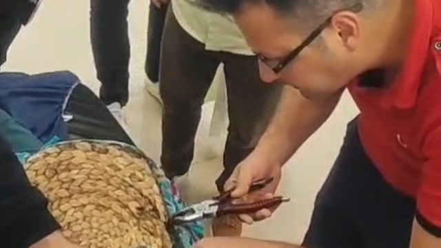 Parmağı blendere sıkışan kadını itfaiye kurtardı