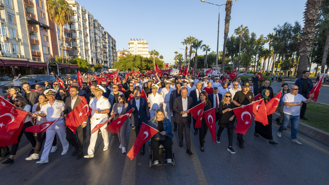 Mersin'de Cumhuriyet yürüyüşü
