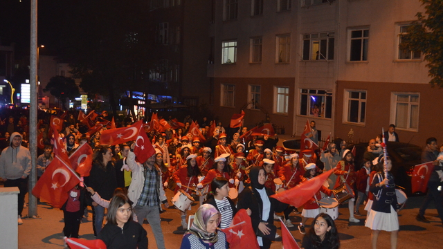 Darıca'da Cumhuriyet'in 101. yılı fener alayıyla kutlandı